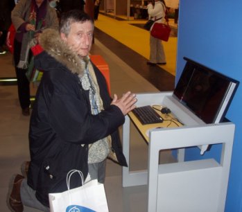 Il prof. Marco Guastavigna, in ginocchio a mani giunte davanti al banco elettronico
